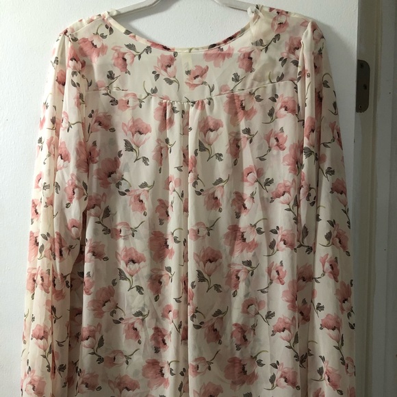 Gently worn, loosefitting blouse. Floral print - Picture 2 of 2